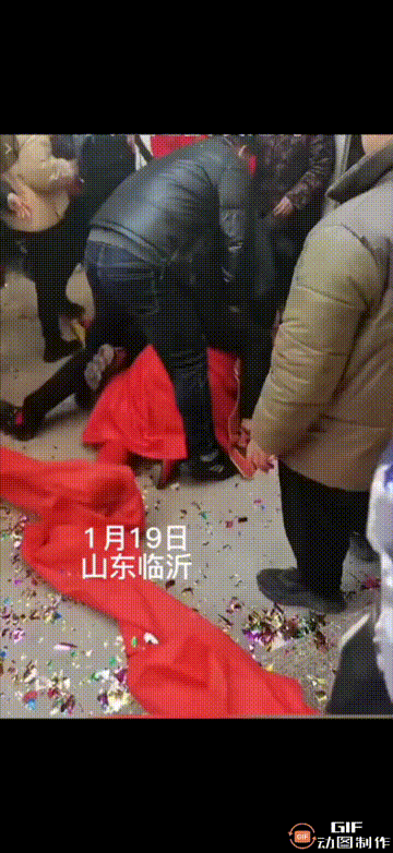 人性的丑陋和恶心.农村新娘被数人婚闹叠罗汉.头上喷满泡沫