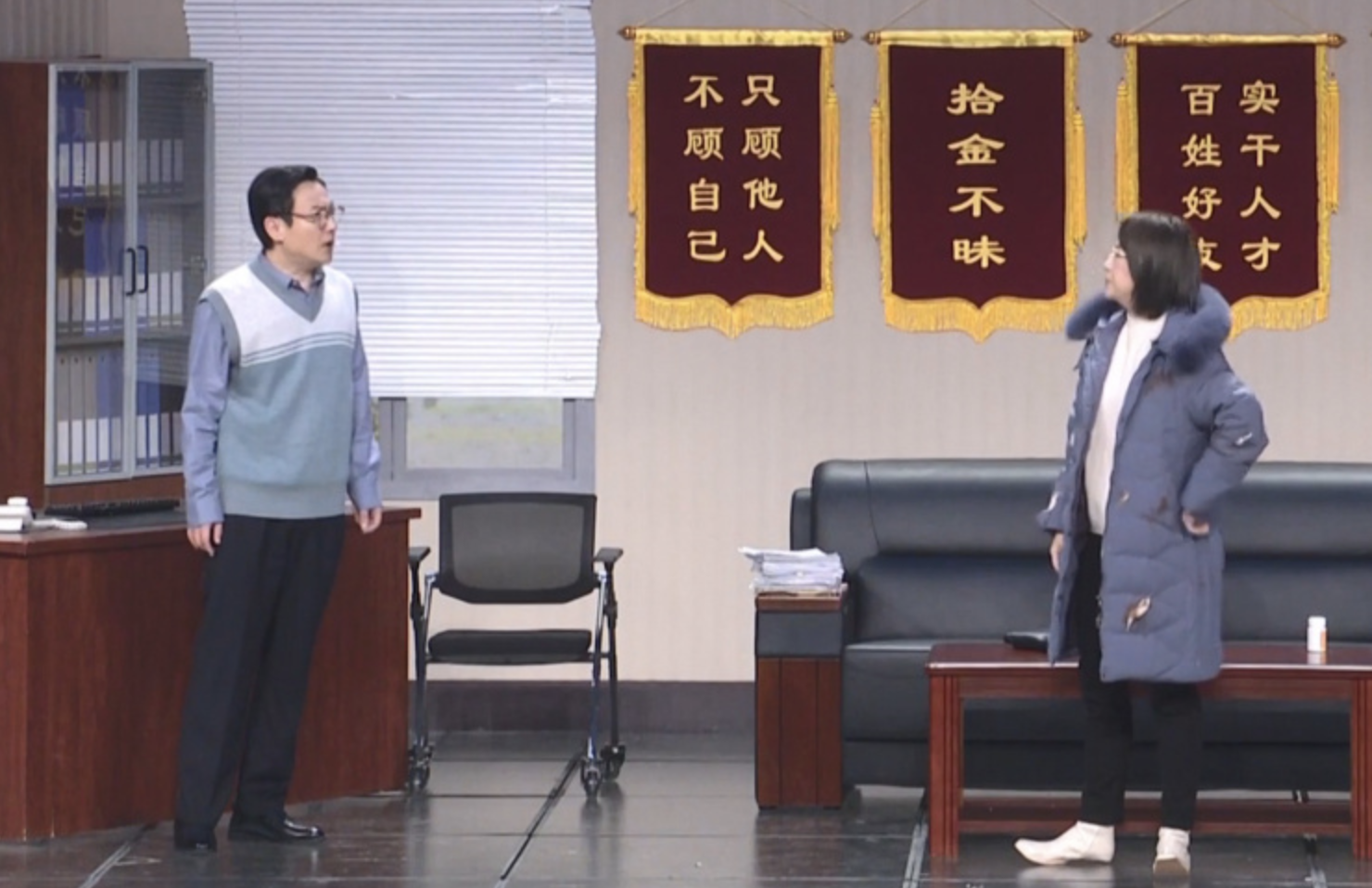 春节晚会现场沈腾临场改词艾伦直接愣住了.少了2分钟圆场