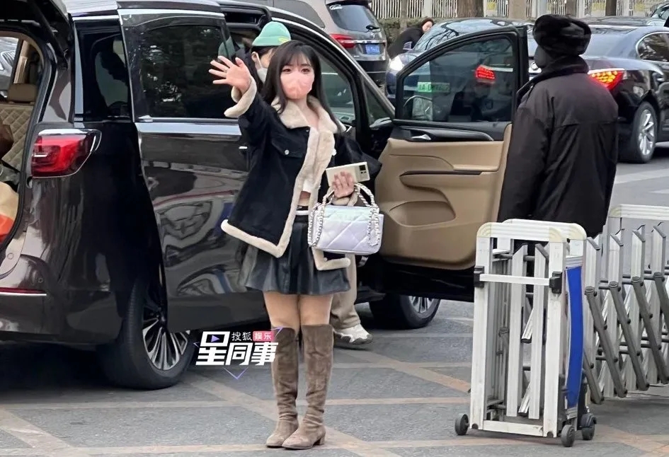 周深原来这么会控场,他成为2023元宵晚会最主要的气氛担当