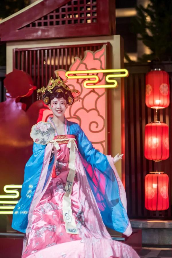西安不倒翁小姐姐冯佳晨近照.回应生娃后变憔悴对比资料