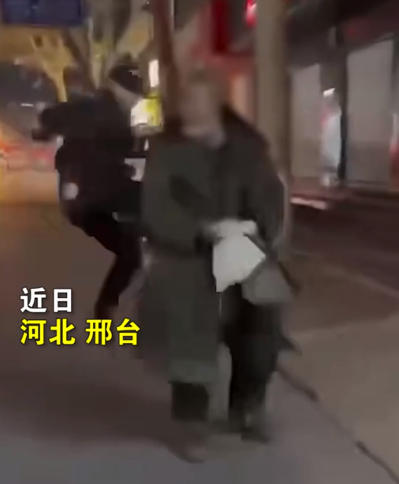 还是个人吗?为了寻乐3人当街踹拾荒老人,还拍视频取乐求赞