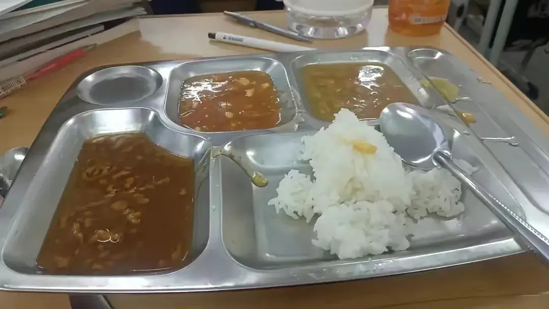 辽宁一高中被学生和家长曝光午餐.清汤寡水白饭怎么长身体