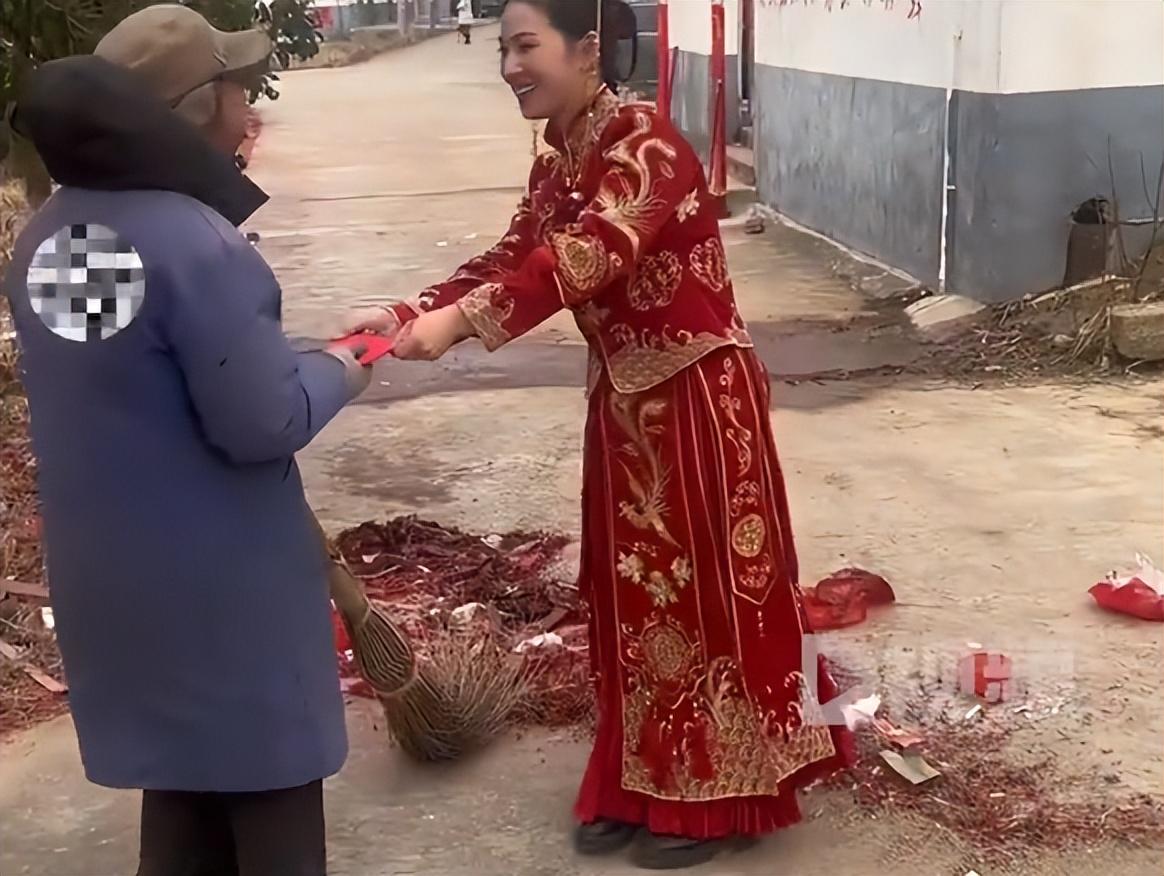婚礼当天,新娘给街边的正在打扫的清洁工大叔送红包.