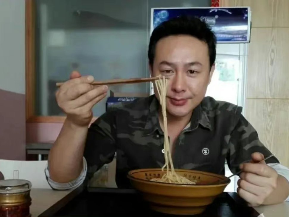 狂飙里的猪脚面看着很好呀,那是张颂文临时改的剧情