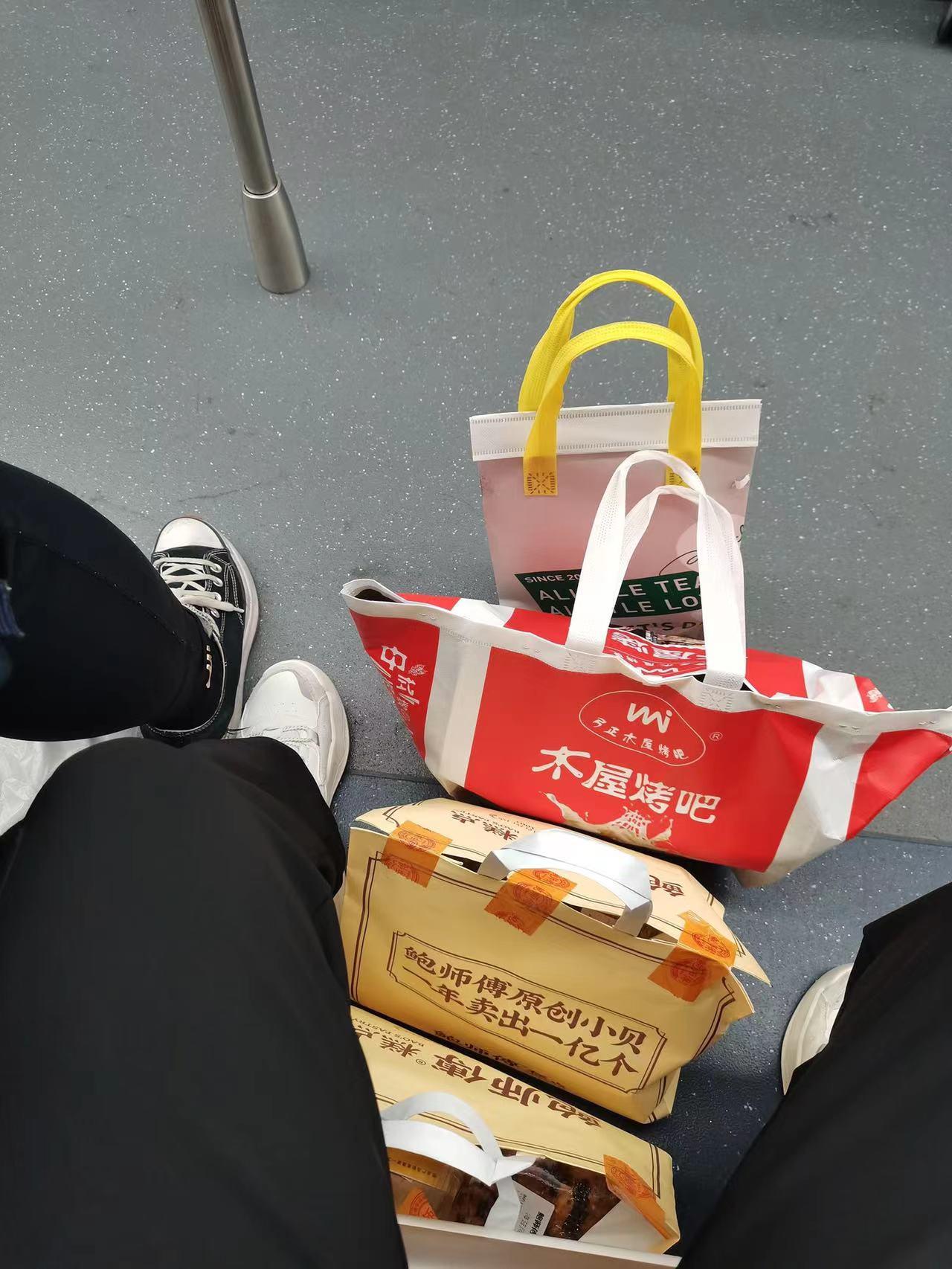 深圳带奶茶跑腿回港发现商机.一趟能赚数百元这生意怎么样?