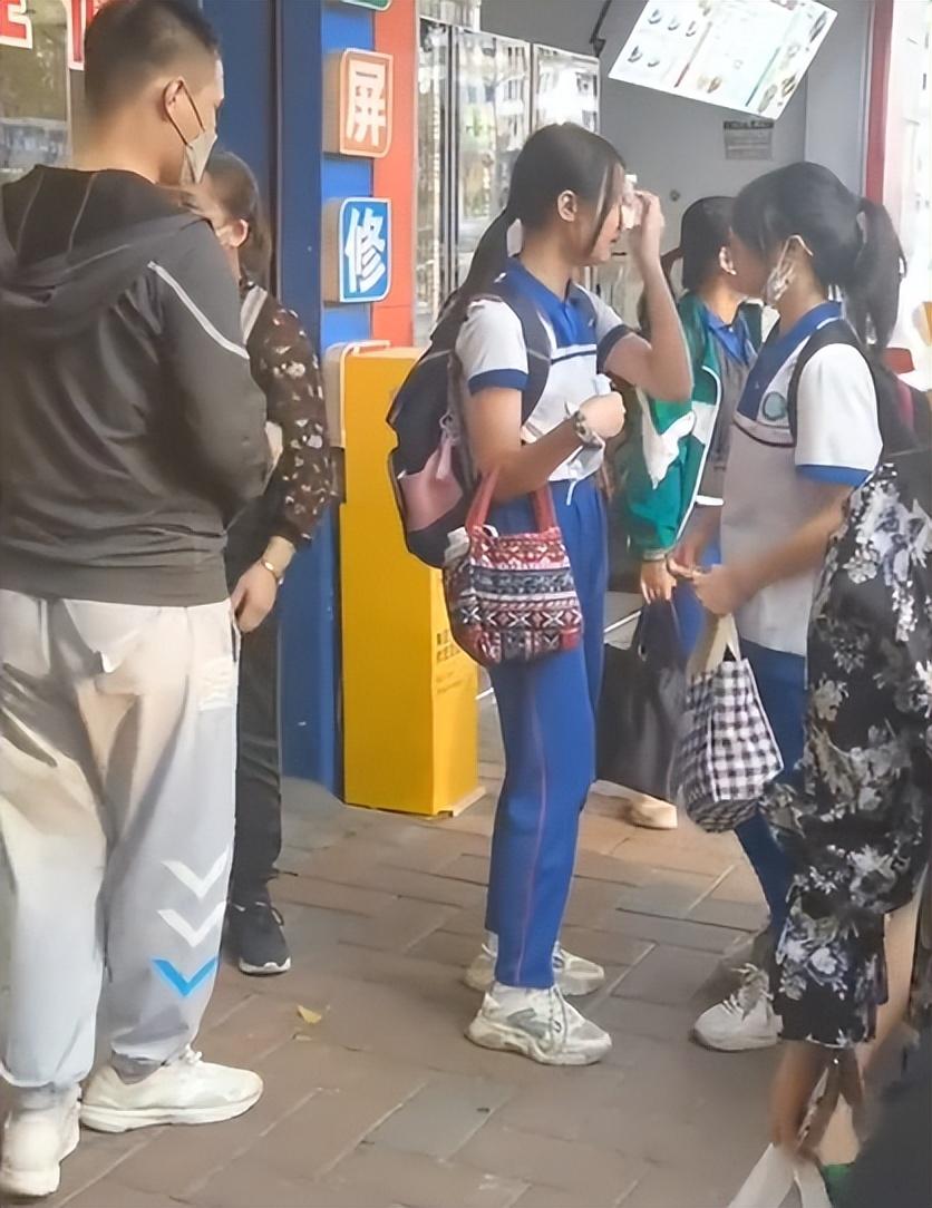 老人在路边捡到200元钱不愿归还.女孩崩溃下跪求还给她