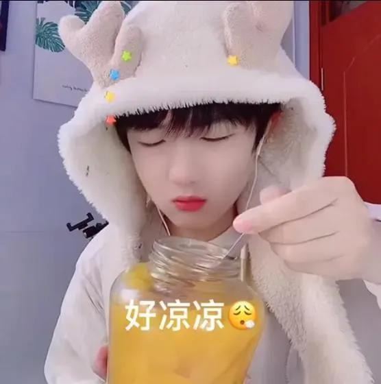 广东漂亮美女大马路上被侵犯.糖果超甜害怕不敢上前救助