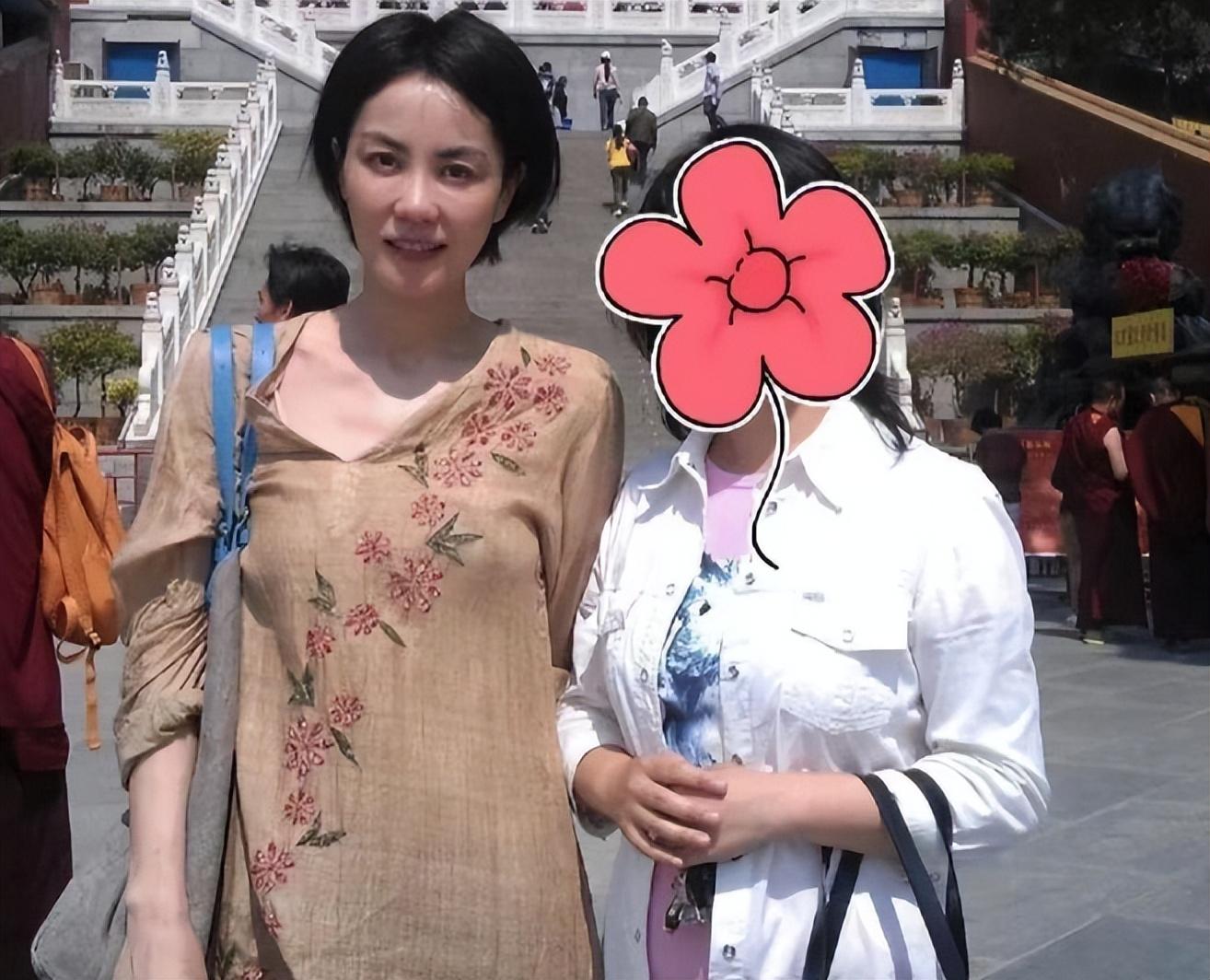 王菲一人到寺庙求姻缘,游客问她谢霆锋呢,王菲的回复笑翻全场