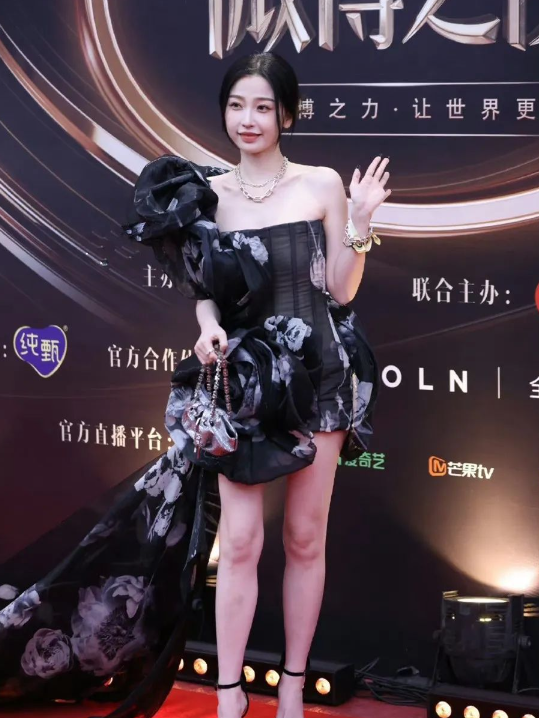 微博之夜不能转播,女星走红毯堪比盘丝洞.造型露骨太好看