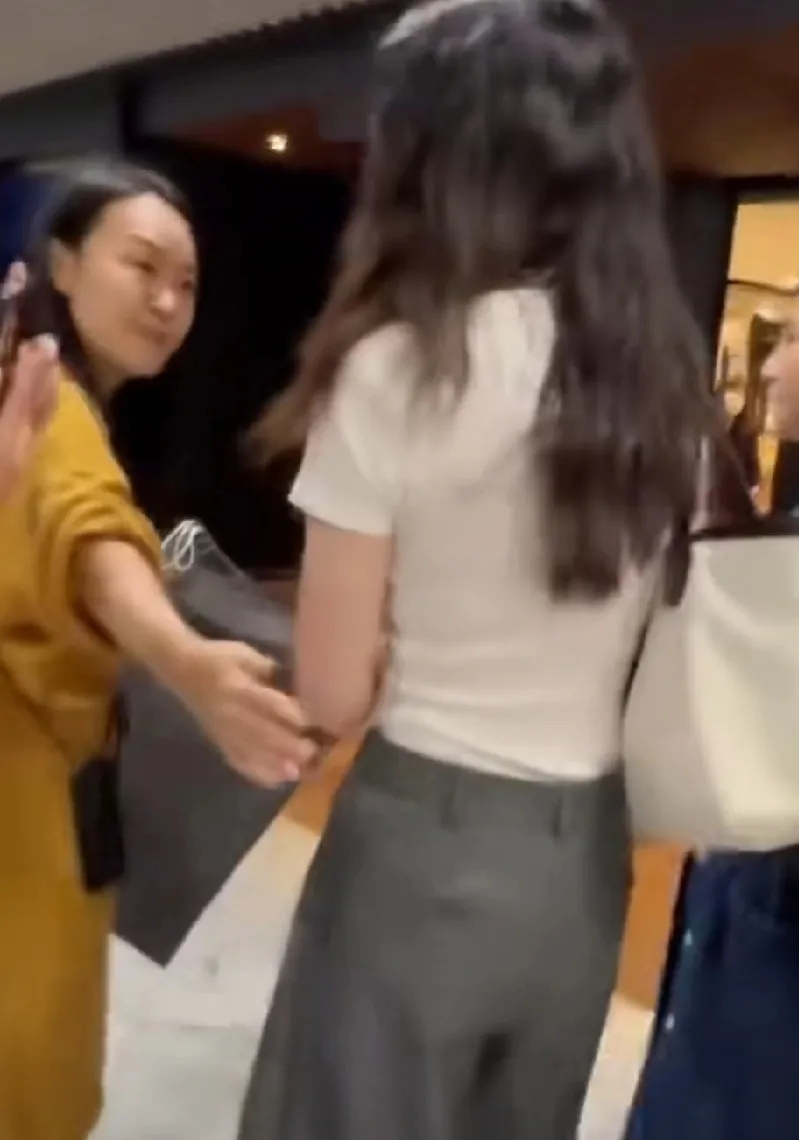 香港路人抓拍镜头里的陈慧琳,51岁的她依然是街头最美风景