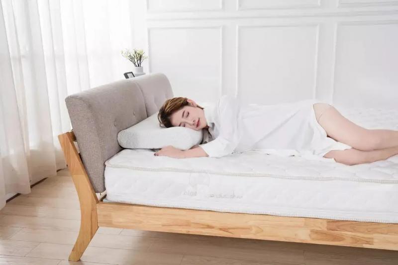 如果你也经常腰痛,这个时候需要换个硬床或者床垫来睡吗?
