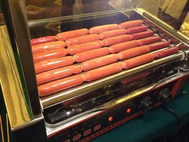 街边3块钱一根的烤肠，里面究竟是什么肉做的？能吃吗？