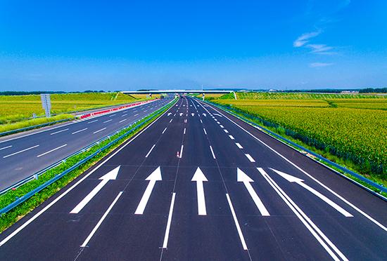 夜幕中的高速公路为什么不安路灯呢？闪光点的璀璨之谜