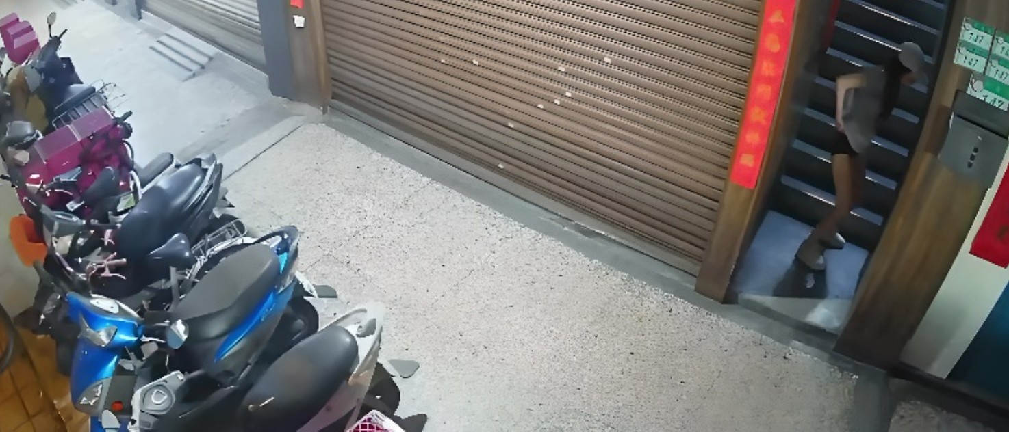 小仙女楼梯口拉翔，监控拍下，外表清纯行为却如此下流